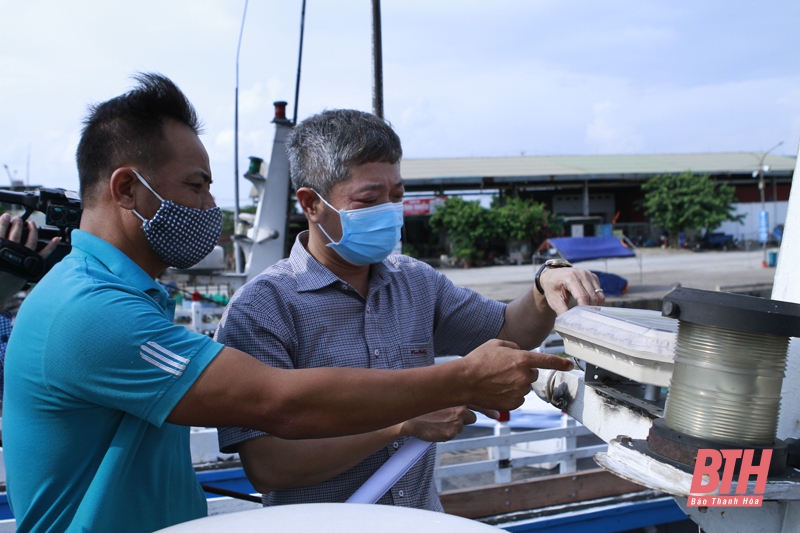 Hỗ trợ ngư dân sử dụng thiết bị thông tin liên lạc trên tàu cá
