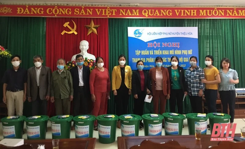 Triển khai mô hình phụ nữ tham gia phân loại, xử lý rác thải tại hộ gia đình