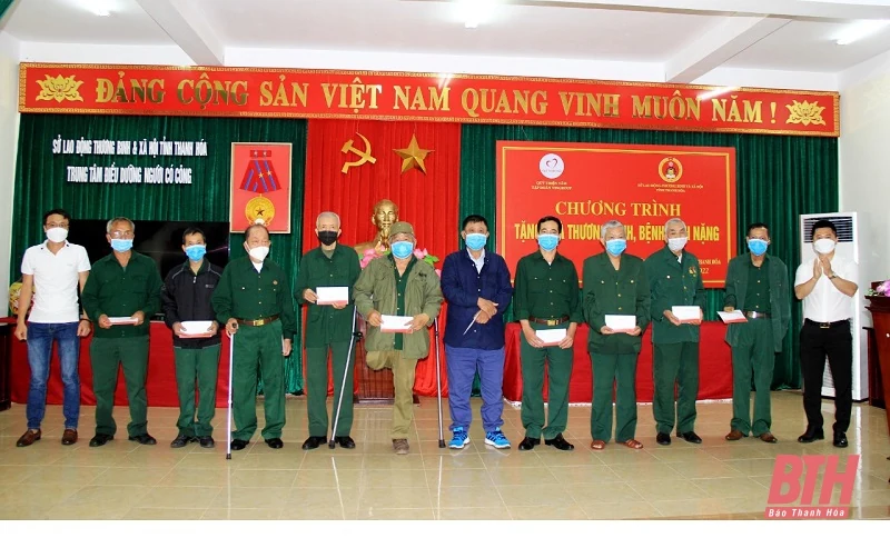 Quỹ Thiện Tâm - Tập đoàn VinGroup tặng quà cho thương, bệnh binh nặng