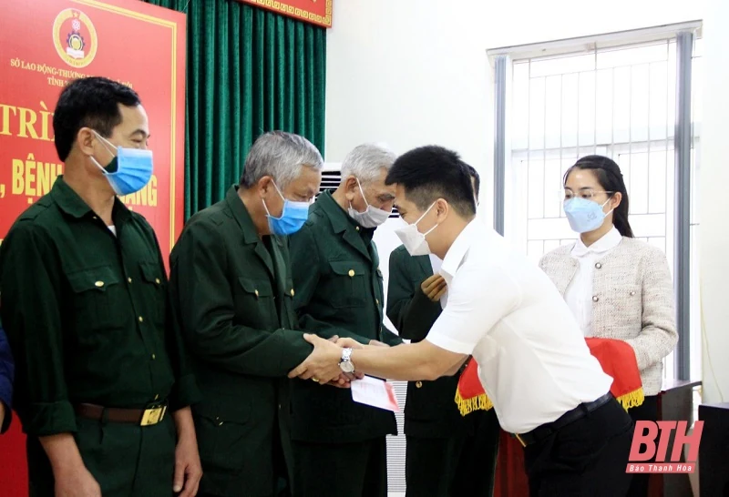 Quỹ Thiện Tâm - Tập đoàn VinGroup tặng quà cho thương, bệnh binh nặng