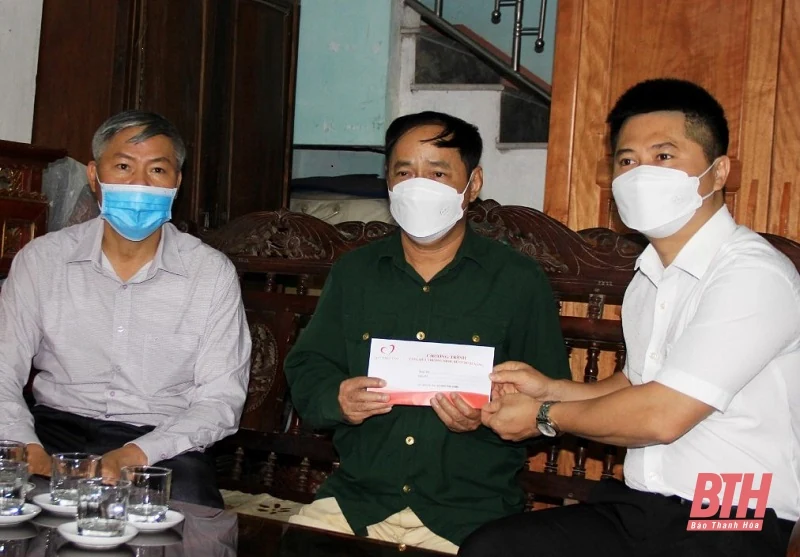 Quỹ Thiện Tâm - Tập đoàn VinGroup tặng quà cho thương, bệnh binh nặng