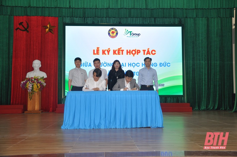 Trao học bổng và truyền cảm hứng khởi nghiệp, hướng nghiệp cho sinh viên