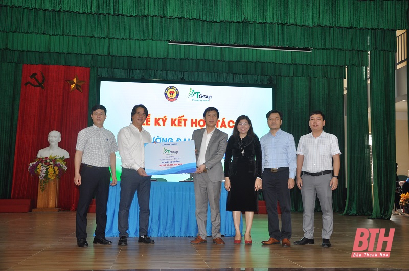 Trao học bổng và truyền cảm hứng khởi nghiệp, hướng nghiệp cho sinh viên