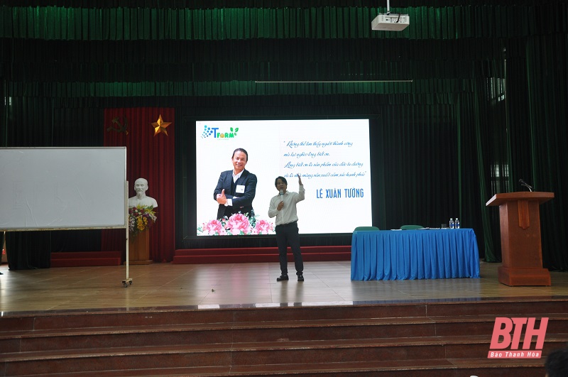 Trao học bổng và truyền cảm hứng khởi nghiệp, hướng nghiệp cho sinh viên