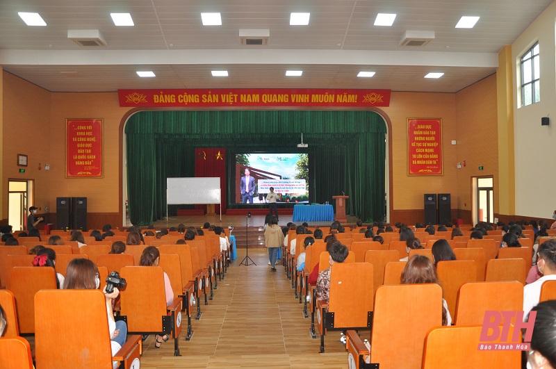 Trao học bổng và truyền cảm hứng khởi nghiệp, hướng nghiệp cho sinh viên