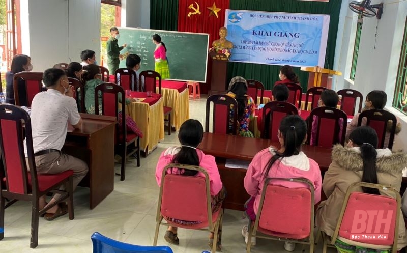Khai giảng lớp xóa tái mù chữ và tặng quà trẻ mồ côi huyện Mường Lát