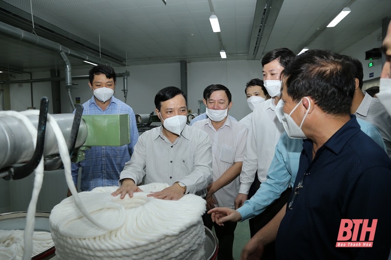 Phó Bí thư Thường trực Tỉnh ủy Lại Thế Nguyên khảo sát một số mô hình sản xuất nông nghiệp tại huyện Cẩm Thủy, Thạch Thành, Hà Trung