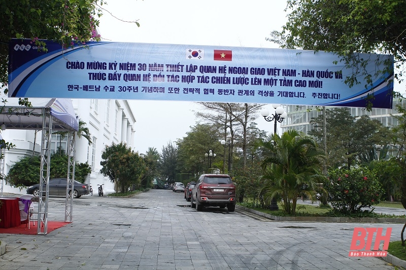Sầm Sơn: Rực rỡ cờ hoa chào mừng kỷ niệm 30 năm thiết lập quan hệ ngoại giao Việt Nam - Hàn Quốc