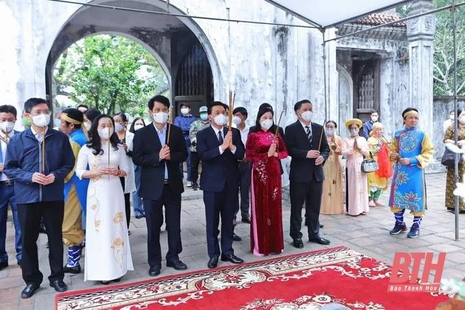 Bí thư Tỉnh ủy Đỗ Trọng Hưng dâng hương Anh hùng dân tộc Triệu Thị Trinh