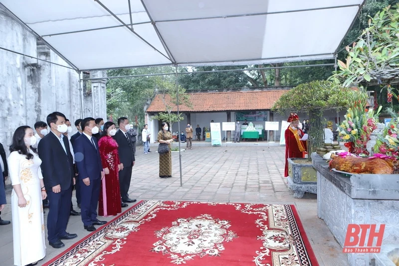 Bí thư Tỉnh ủy Đỗ Trọng Hưng dâng hương Anh hùng dân tộc Triệu Thị Trinh