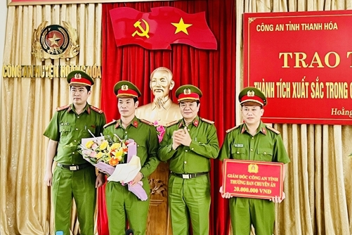 Trao thưởng cho Công an huyện Hoằng Hoá trong đấu tranh phòng, chống tội phạm