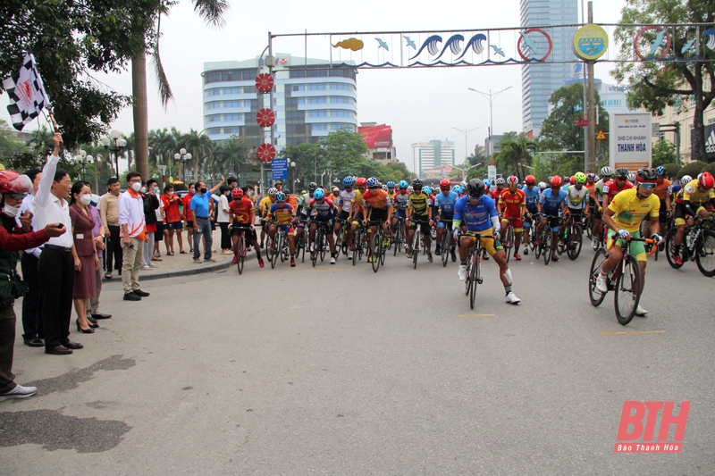 Phó Chủ tịch UBND tỉnh Thanh Hóa Đầu Thanh Tùng phát lệnh xuất phát chặng 8 Cuộc đua xe đạp toàn quốc Cúp Truyền hình TP Hồ Chí Minh