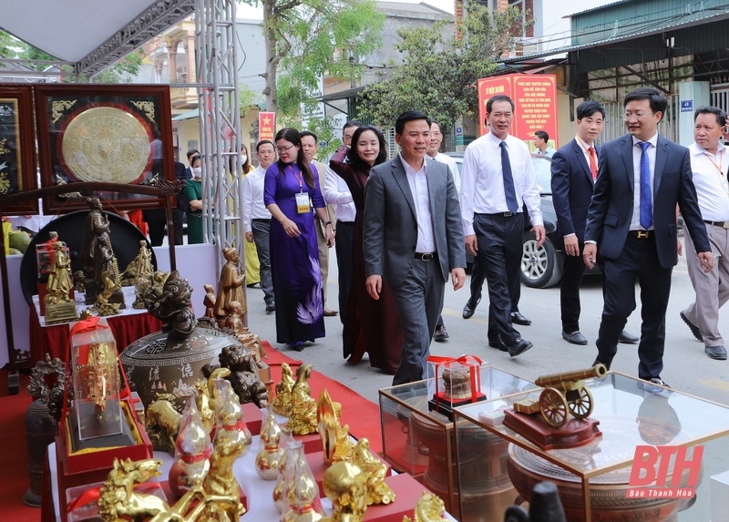 Bí thư Tỉnh ủy Đỗ Trọng Hưng thăm triển lãm sản phẩm truyền thống quê hương Nhà sử học Lê Văn Hưu