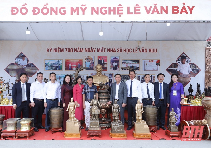 Bí thư Tỉnh ủy Đỗ Trọng Hưng thăm triển lãm sản phẩm truyền thống quê hương Nhà sử học Lê Văn Hưu