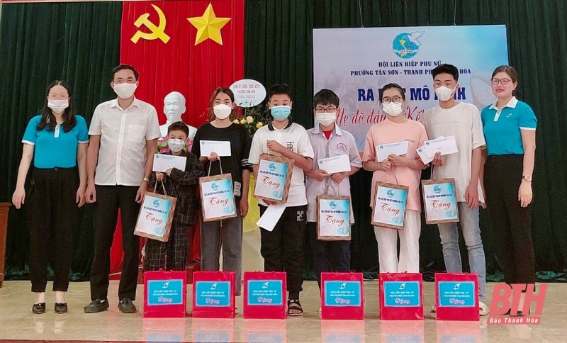 Hội LHPN Phường Tân Sơn trao hỗ trợ kinh phí đỡ đầu trẻ mồ côi