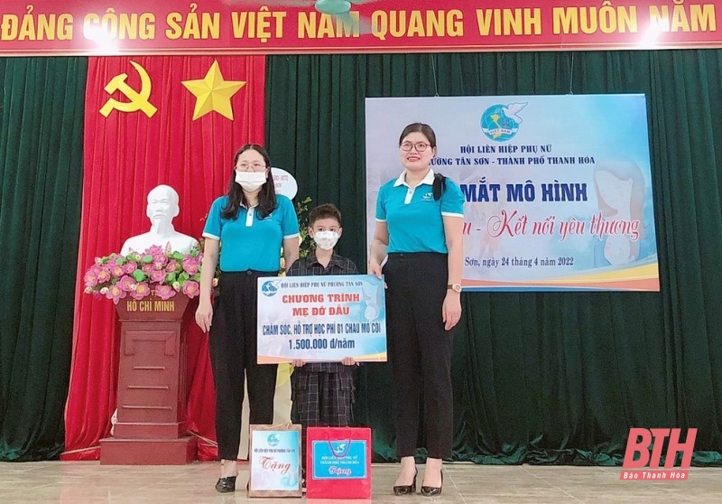 Hội LHPN Phường Tân Sơn trao hỗ trợ kinh phí đỡ đầu trẻ mồ côi