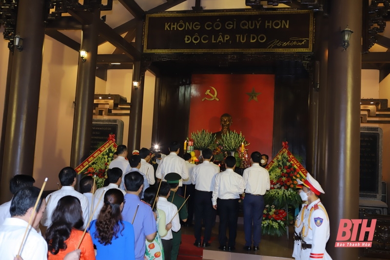 Đoàn đại biểu tỉnh Thanh Hóa dâng hương tưởng nhớ Chủ tịch Hồ Chí Minh, Mẹ Việt Nam Anh hùng và các Anh hùng liệt sỹ