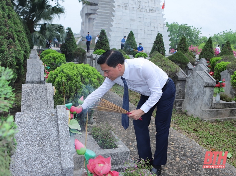 Đoàn đại biểu tỉnh Thanh Hóa dâng hương tưởng nhớ Chủ tịch Hồ Chí Minh, Mẹ Việt Nam Anh hùng và các Anh hùng liệt sỹ
