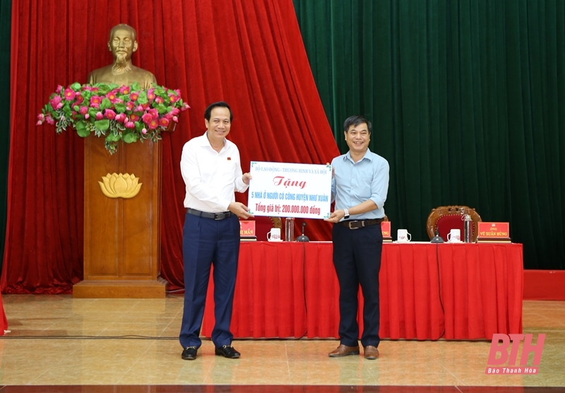 Bộ trưởng Bộ Lao động, Thương binh và Xã hội Đào Ngọc Dung cùng ĐBQH thuộc Đoàn ĐBQH tỉnh Thanh Hóa tiếp xúc cử tri huyện Như Thanh và Như Xuân