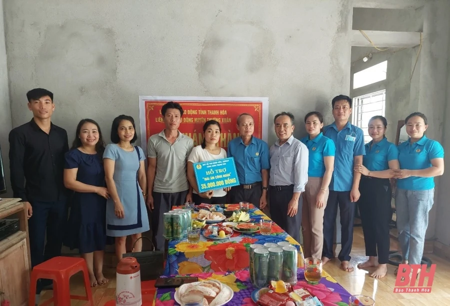 Liên đoàn Lao động huyện Thường Xuân trao kinh phí hỗ trợ xây dựng “Mái ấm công đoàn” cho đoàn viên khó khăn