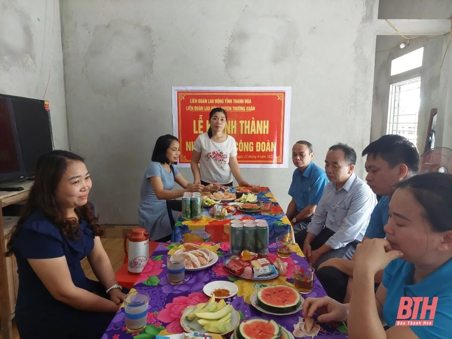 Liên đoàn Lao động huyện Thường Xuân trao kinh phí hỗ trợ xây dựng “Mái ấm công đoàn” cho đoàn viên khó khăn