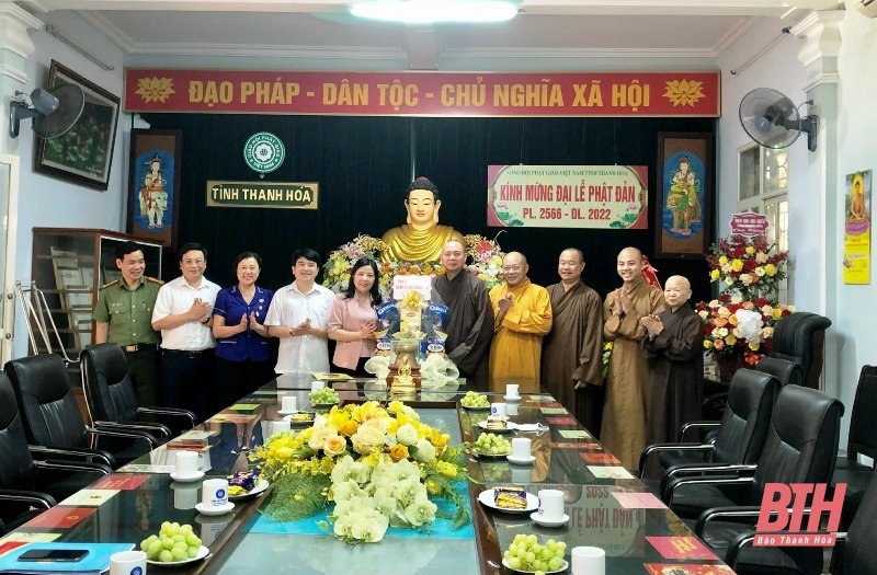 Trưởng ban Dân vận Tỉnh ủy, Chủ tịch Ủy ban MTTQ tỉnh Phạm Thị Thanh Thủy chúc mừng Đại lễ Phật đản 2022