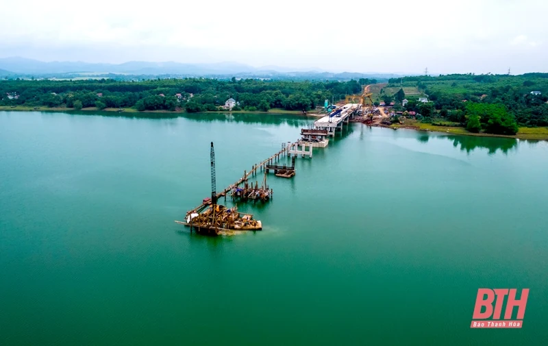 Kỳ vĩ công trình Cầu vượt hồ Yên Mỹ nhìn từ trên cao