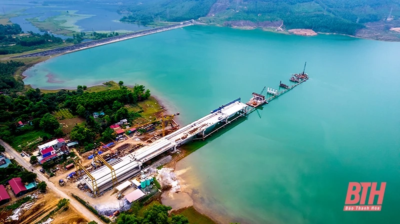 Kỳ vĩ công trình Cầu vượt hồ Yên Mỹ nhìn từ trên cao
