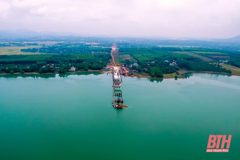 Kỳ vĩ công trình Cầu vượt hồ Yên Mỹ nhìn từ trên cao