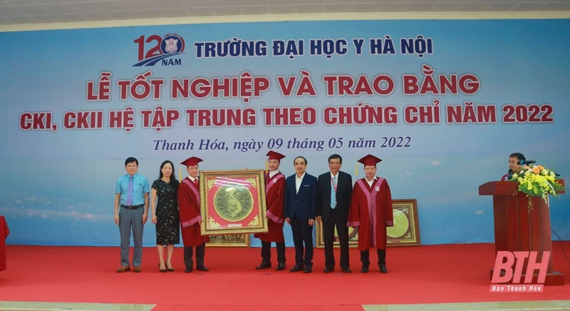 Trường Đại học Y Hà Nội trao bằng tốt nghiệp CKI, CKII hệ tập trung theo chứng chỉ tại Thanh Hoá