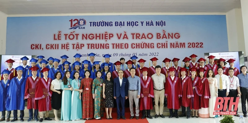 Trường Đại học Y Hà Nội trao bằng tốt nghiệp CKI, CKII hệ tập trung theo chứng chỉ tại Thanh Hoá
