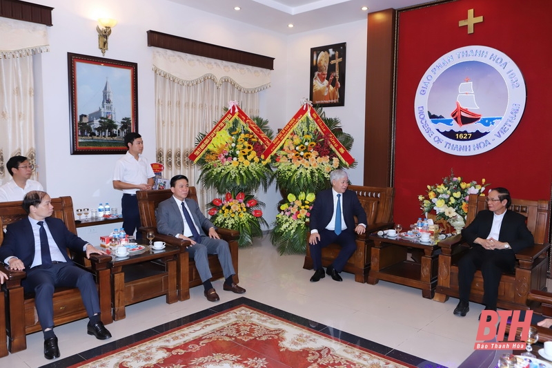 Chủ tịch Ủy ban Trung ương MTTQ Việt Nam Đỗ Văn Chiến thăm, chúc mừng Tòa Giám mục và Ban trị sự Phật giáo Thanh Hóa