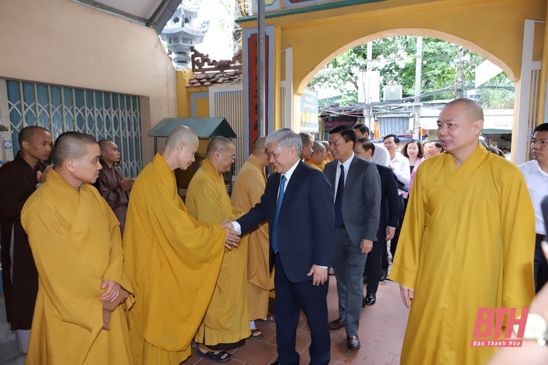 Chủ tịch Ủy ban Trung ương MTTQ Việt Nam Đỗ Văn Chiến thăm, chúc mừng Tòa Giám mục và Ban trị sự Phật giáo Thanh Hóa