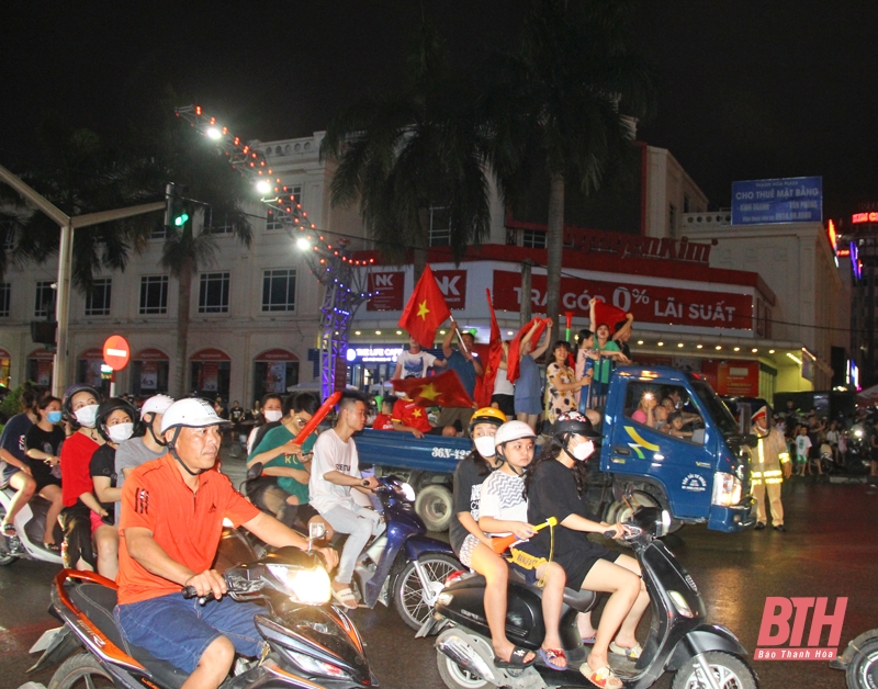 Người dân Thanh Hóa “đội mưa” ăn mừng chiến thắng của đội tuyển U23 Việt Nam