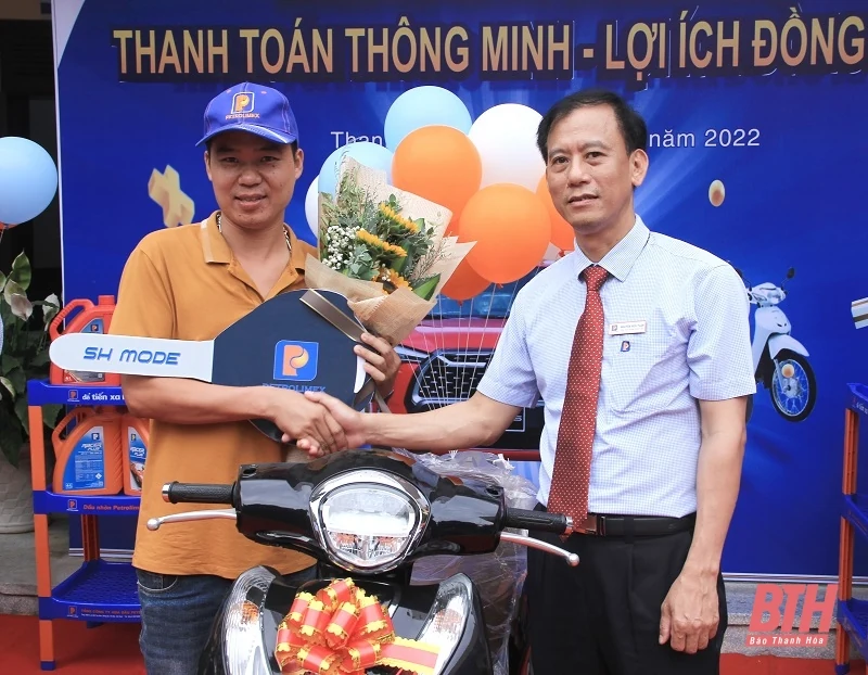 Petrolimex Thanh Hóa trao giải Chương trình “Thanh toán thông minh - Lợi ích đồng hành”