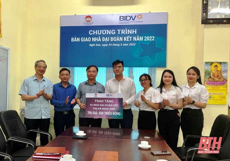 Trao tiền hỗ trợ xây nhà Đại đoàn kết cho hộ nghèo huyện Thọ Xuân và thị xã Nghi Sơn