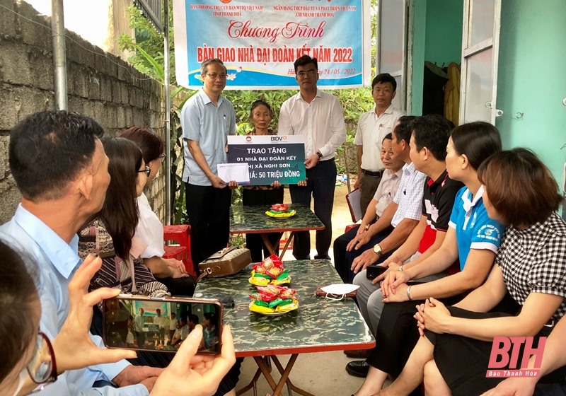 Trao tiền hỗ trợ xây nhà Đại đoàn kết cho hộ nghèo huyện Thọ Xuân và thị xã Nghi Sơn