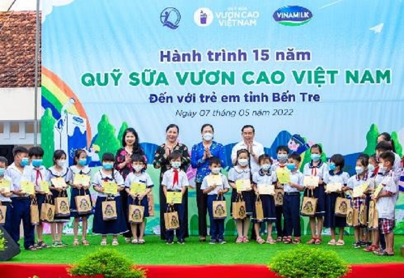 Vinamilk khởi động hành trình năm thứ 15 của Quỹ sữa Vươn cao Việt Nam với 1,9 triệu ly sữa trao tặng trẻ em khó khăn