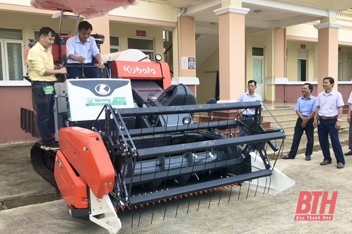 Bàn giao máy gặt đập liên hợp cho HTX Nông nghiệp Thiệu Phúc