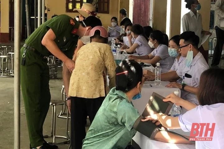Khám, tư vấn, cấp phát thuốc miễn phí cho người dân các gia đình chính sách, có hoàn cảnh khó khăn
