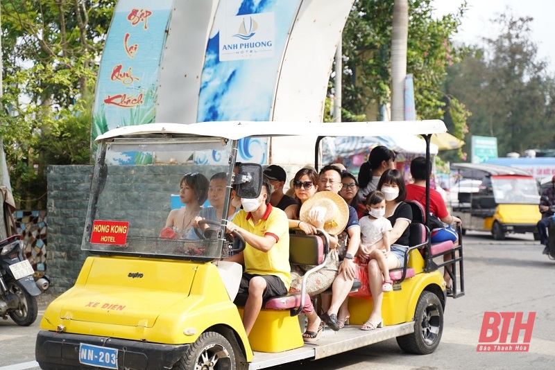 Huyện Hoằng Hóa tăng cường kiểm tra, xử lý xe điện bốn bánh tại Khu du lịch Hải Tiến