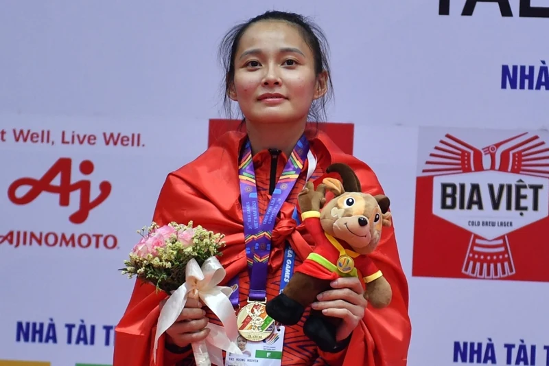 VĐV Quách Thị Lan dẫn đầu đoàn rước đuốc truyền thống tại Lễ khai mạc Đại hội TDTT tỉnh Thanh Hóa lần thứ IX