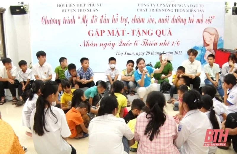 Thọ Xuân: Tặng quà, tổ chức chương trình “Mẹ đỡ đầu” nhân ngày Quốc tề thiếu nhi 1-6