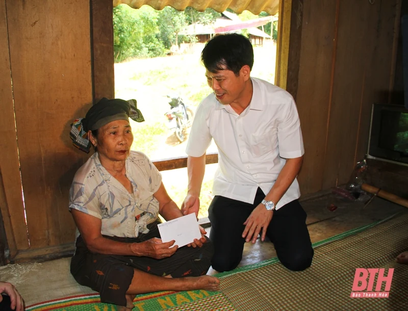 Trưởng ban Tuyên giáo Tỉnh ủy Đào Xuân Yên và các đại biểu HĐND tỉnh tiếp xúc cử tri huyện Lang Chánh