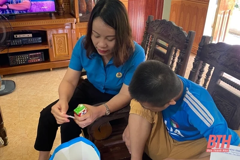 Trao sổ tiết kiệm và tặng quà cho con công nhân, viên chức lao động có hoàn cảnh đặc biệt khó khăn