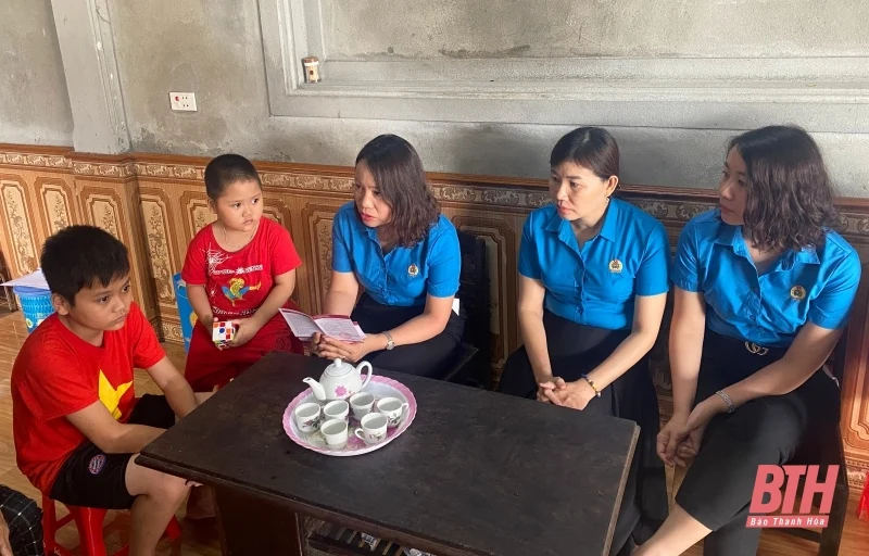 Trao sổ tiết kiệm và tặng quà cho con công nhân, viên chức lao động có hoàn cảnh đặc biệt khó khăn