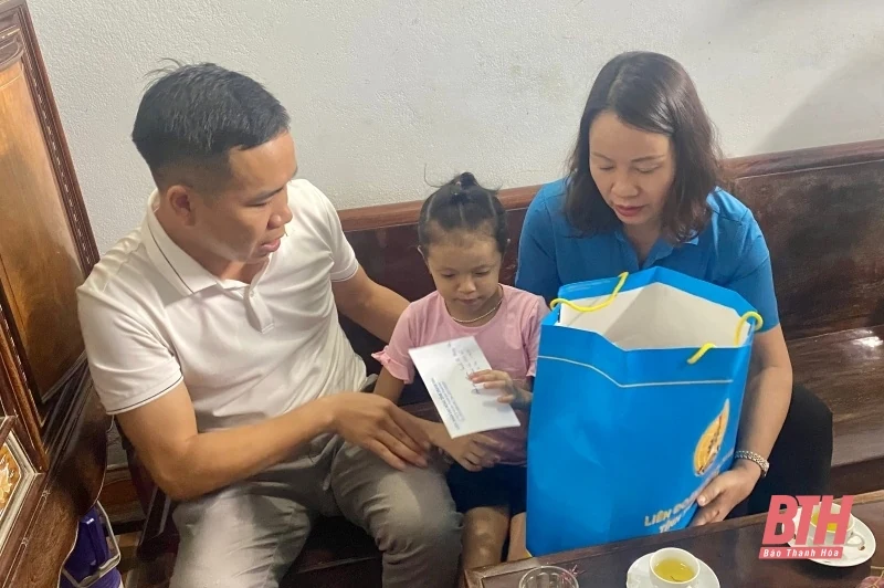 Trao sổ tiết kiệm và tặng quà cho con công nhân, viên chức lao động có hoàn cảnh đặc biệt khó khăn