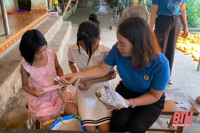 Trao sổ tiết kiệm và tặng quà cho con công nhân, viên chức lao động có hoàn cảnh đặc biệt khó khăn
