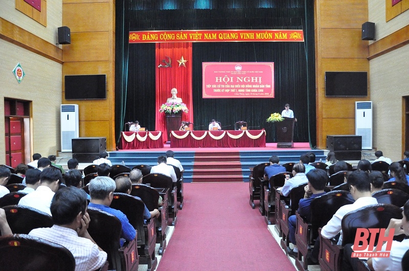 Chủ nhiệm Uỷ ban Kiểm tra Tỉnh ủy Lê Quang Hùng và các đại biểu HĐND tỉnh tiếp xúc cử tri huyện Cẩm Thủy