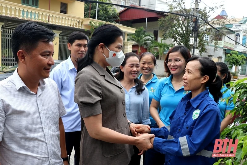 Chủ tịch Hội LHPN Việt Nam thăm, tặng quà cho hội viên phụ nữ nhặt được tiền trả lại người đánh mất
